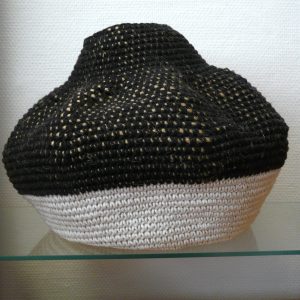 Sphère blanc et noir en crochet