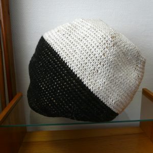 Sphère noir et blanc en crochet