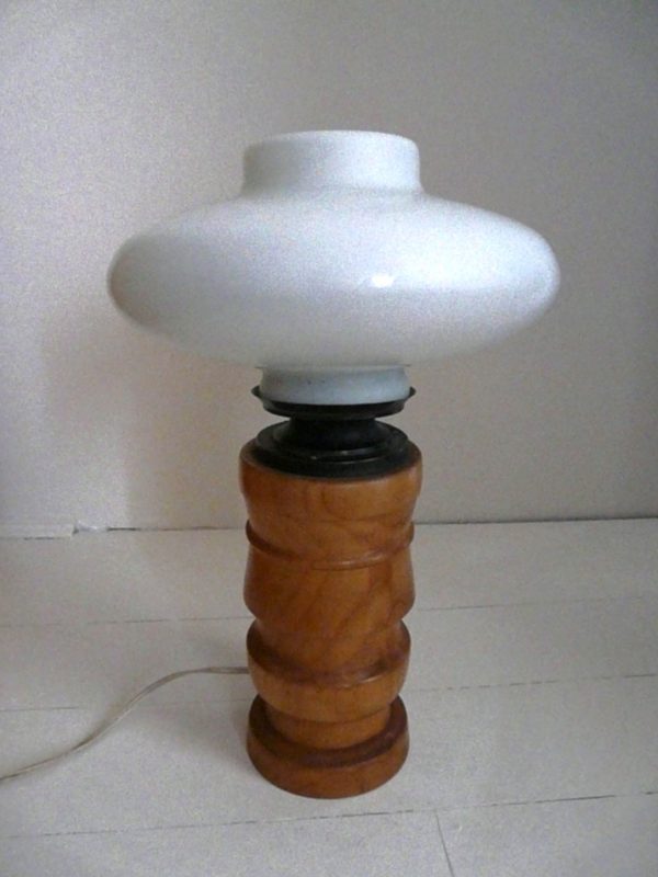 Lampe ancienne en bois et verre