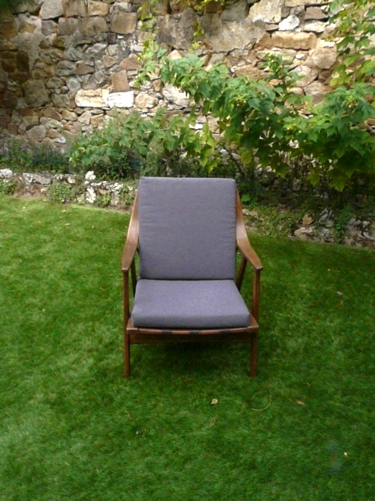 Fauteuil vintage aux accoudoirs courbés