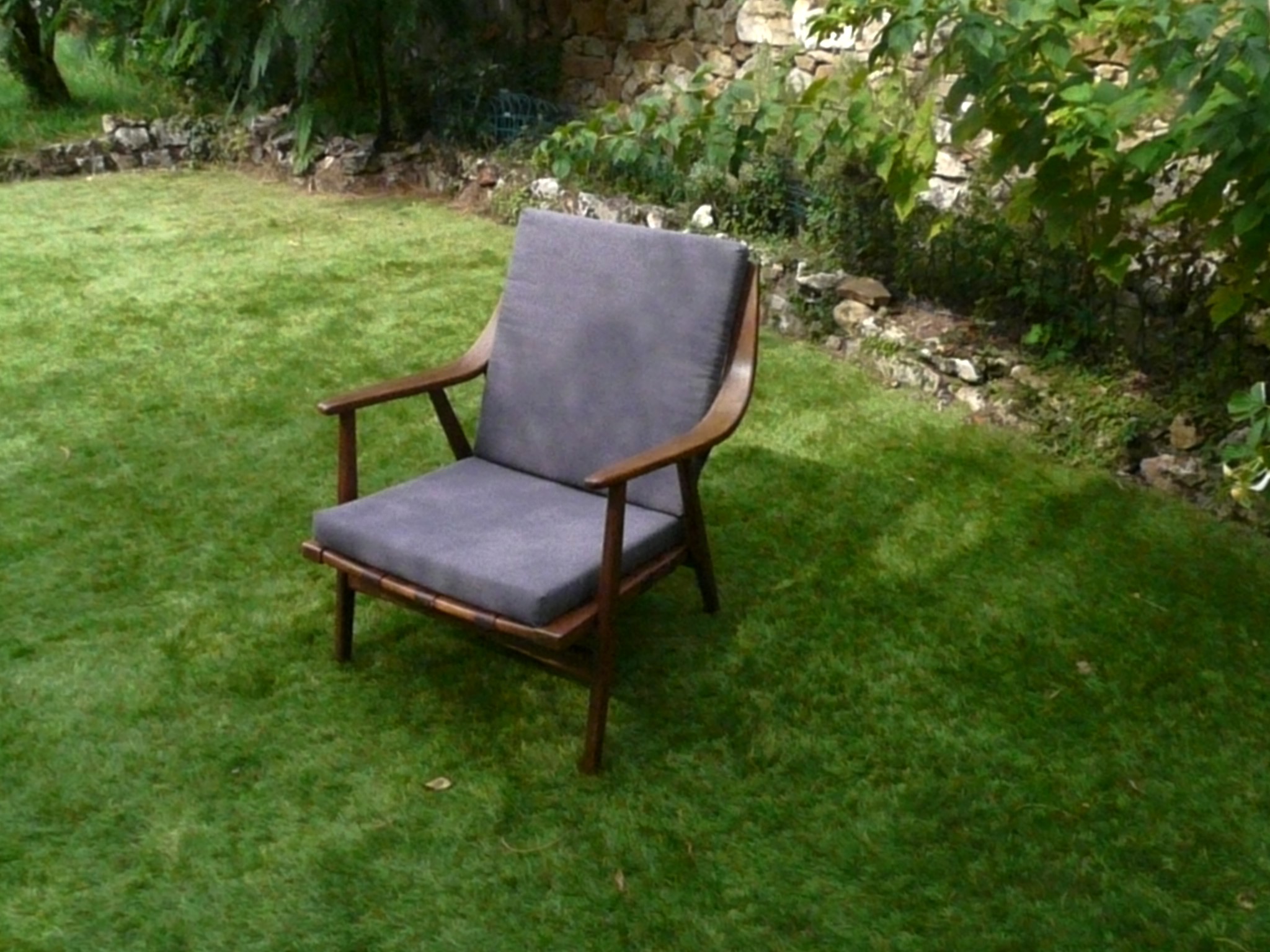 Fauteuil vintage aux accoudoirs courbés