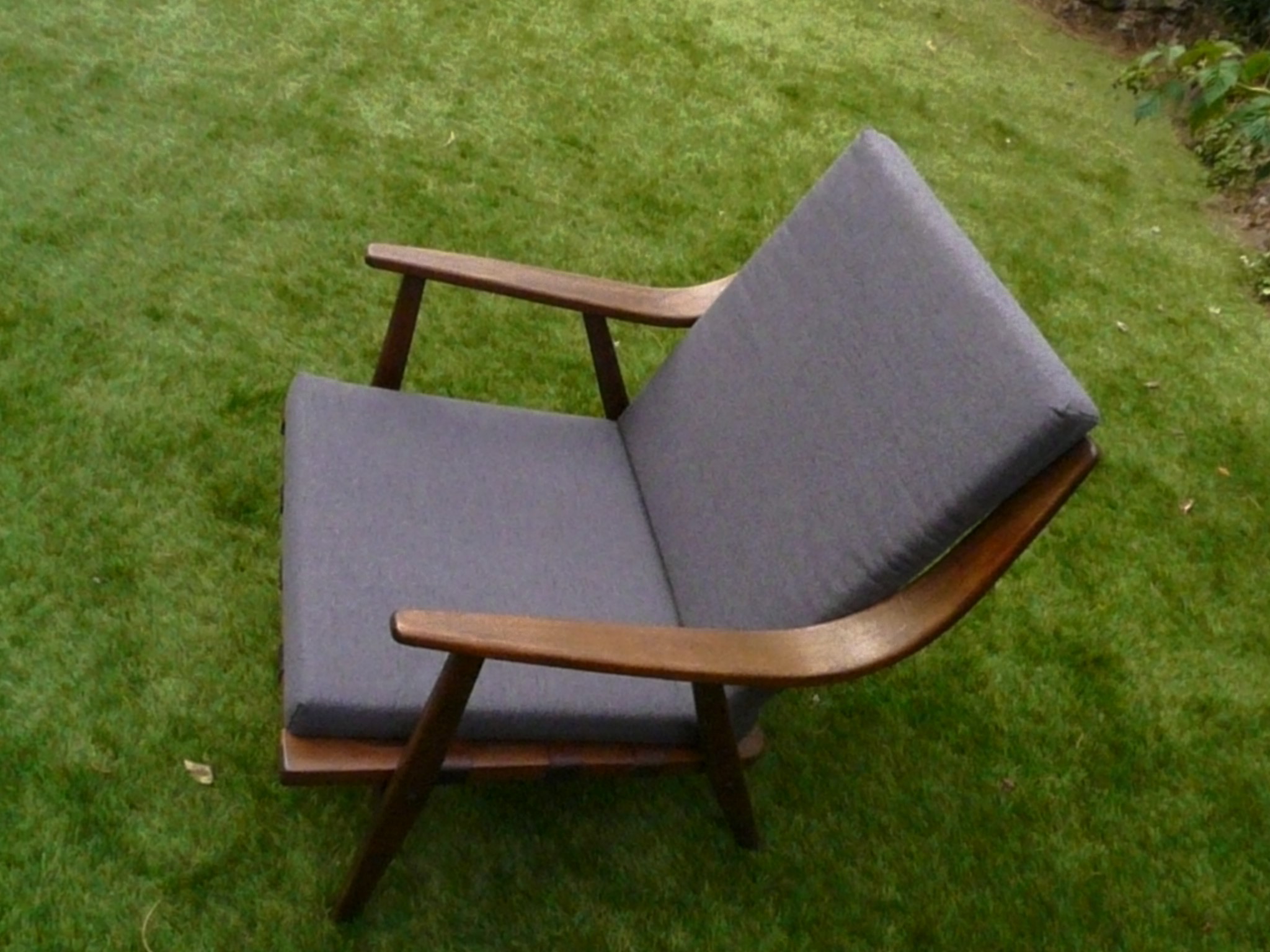 Fauteuil vintage aux accoudoirs courbés