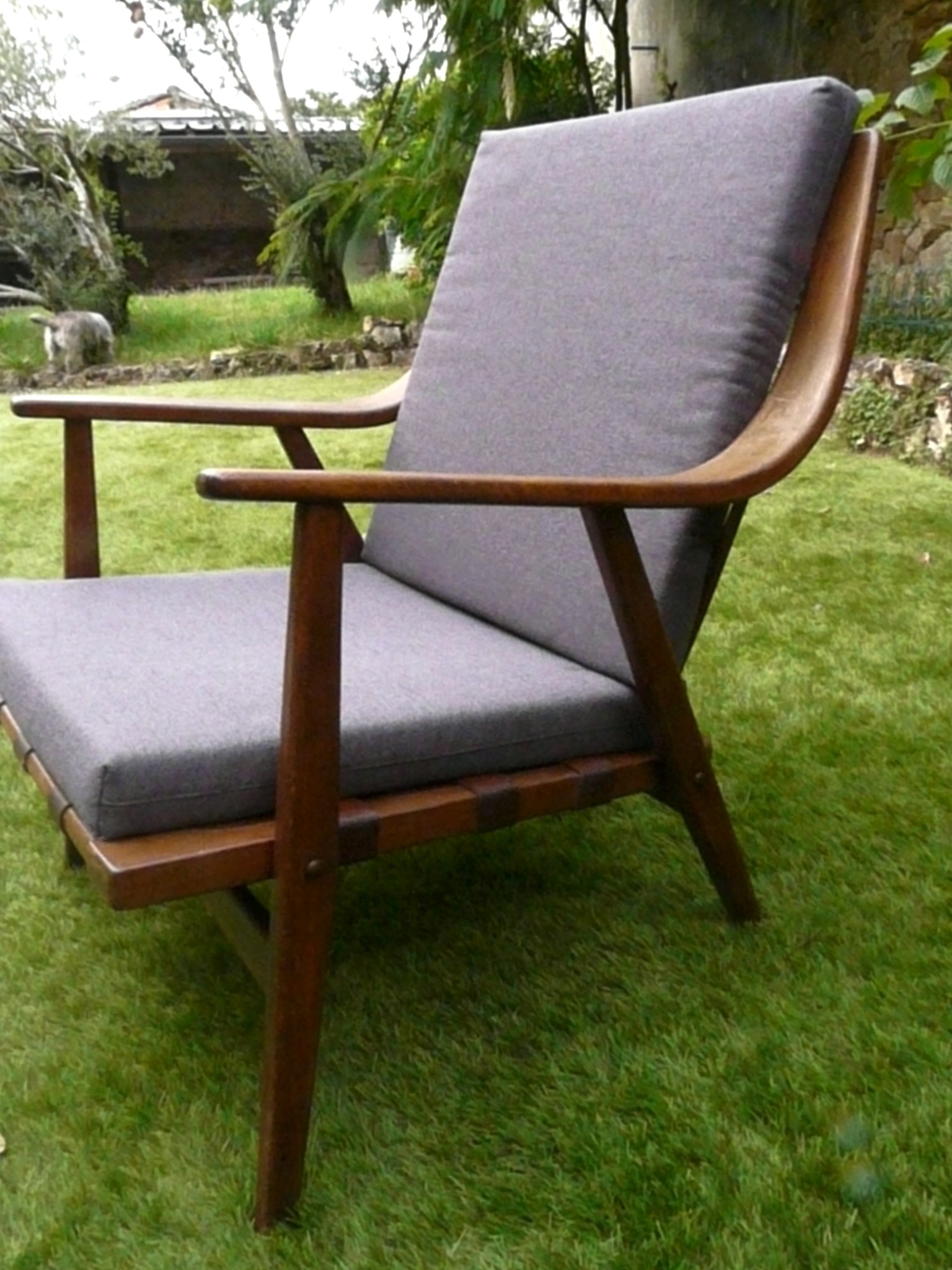 Fauteuil vintage aux accoudoirs courbés