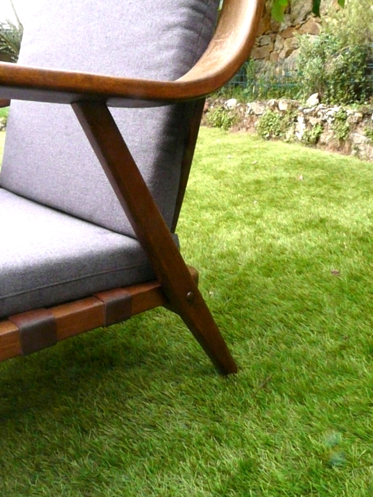 Fauteuil vintage aux accoudoirs courbés