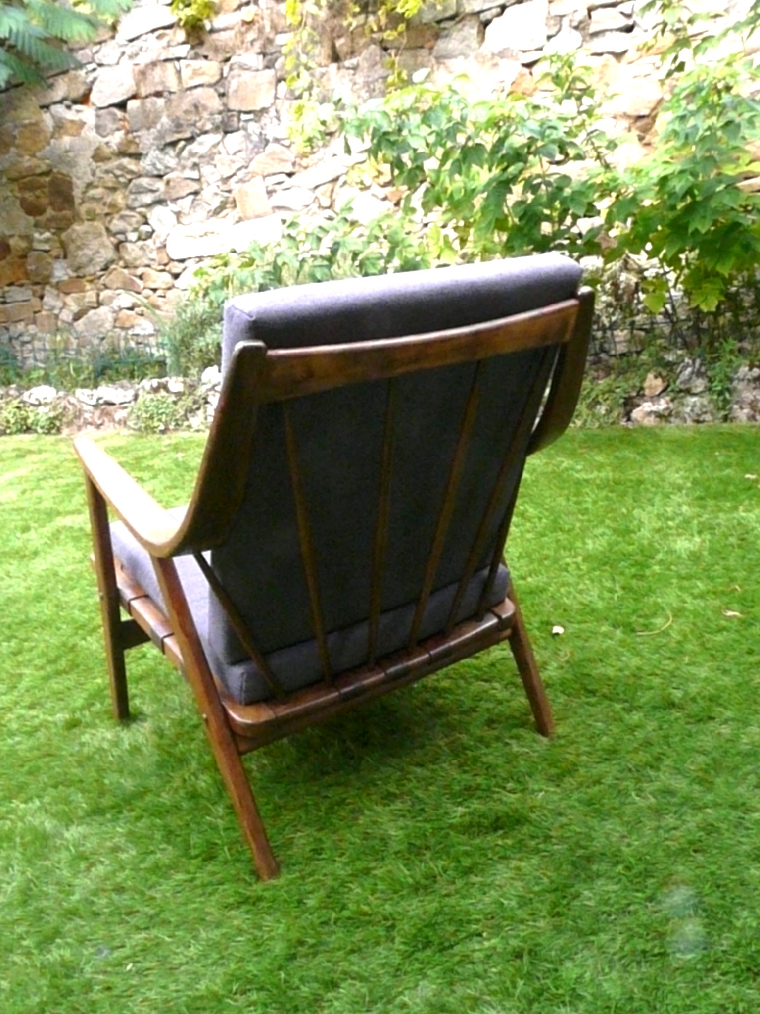 Fauteuil vintage aux accoudoirs courbés