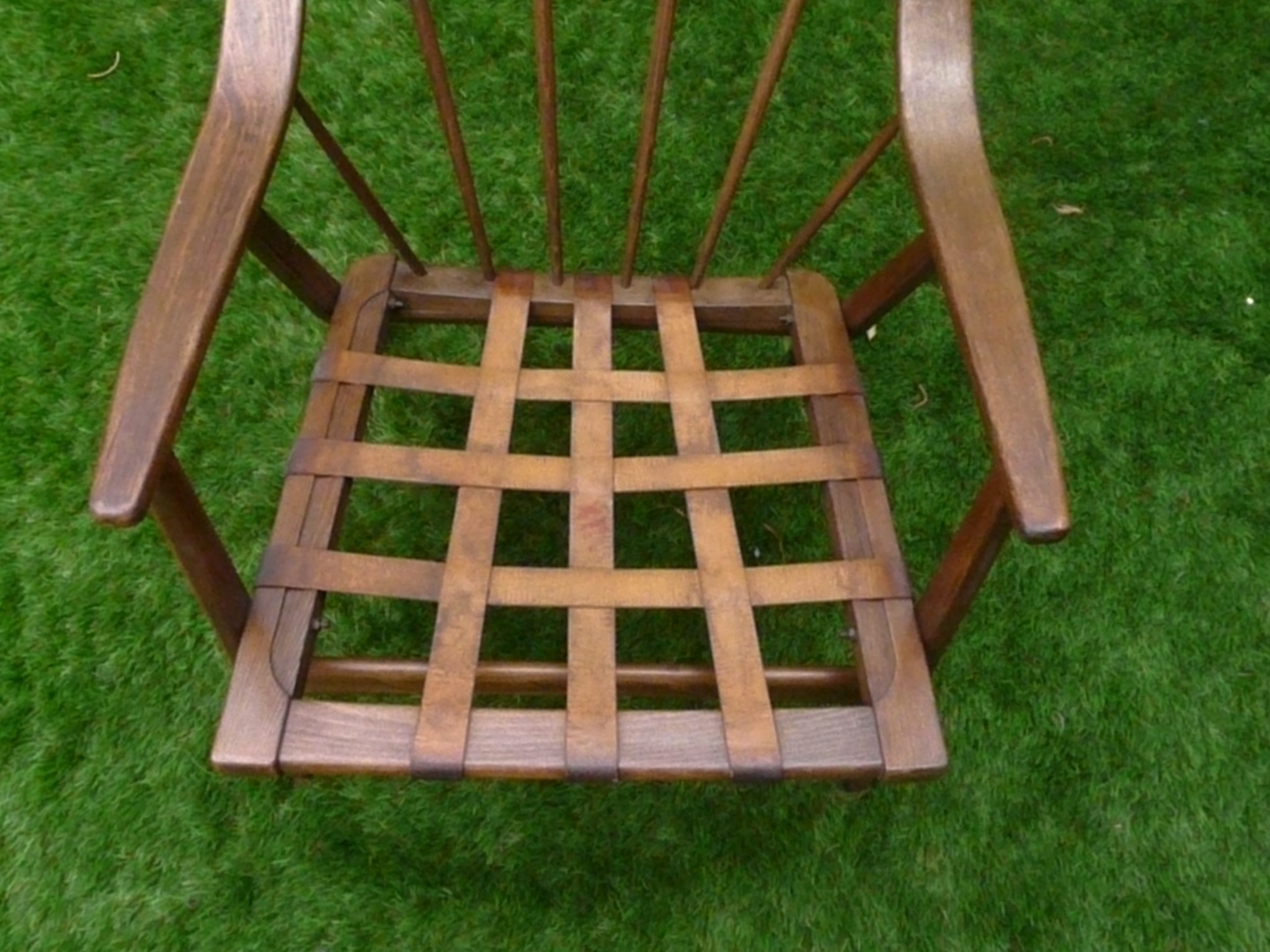 Fauteuil vintage aux accoudoirs courbés