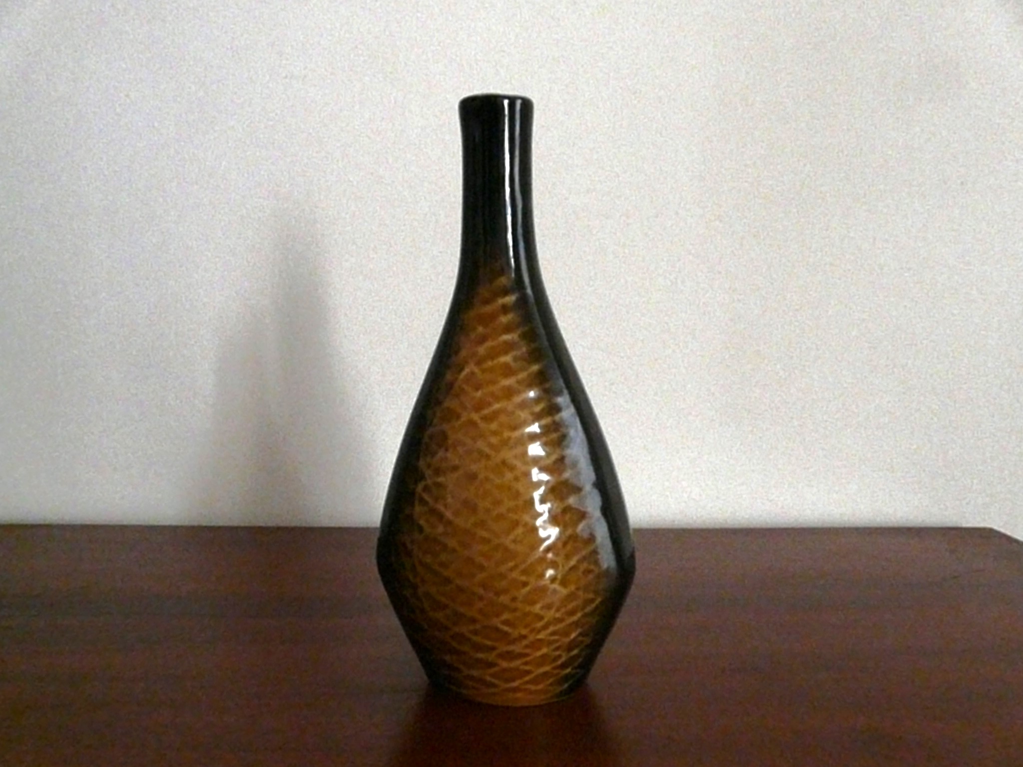 Petit vase noir en céramique vintage