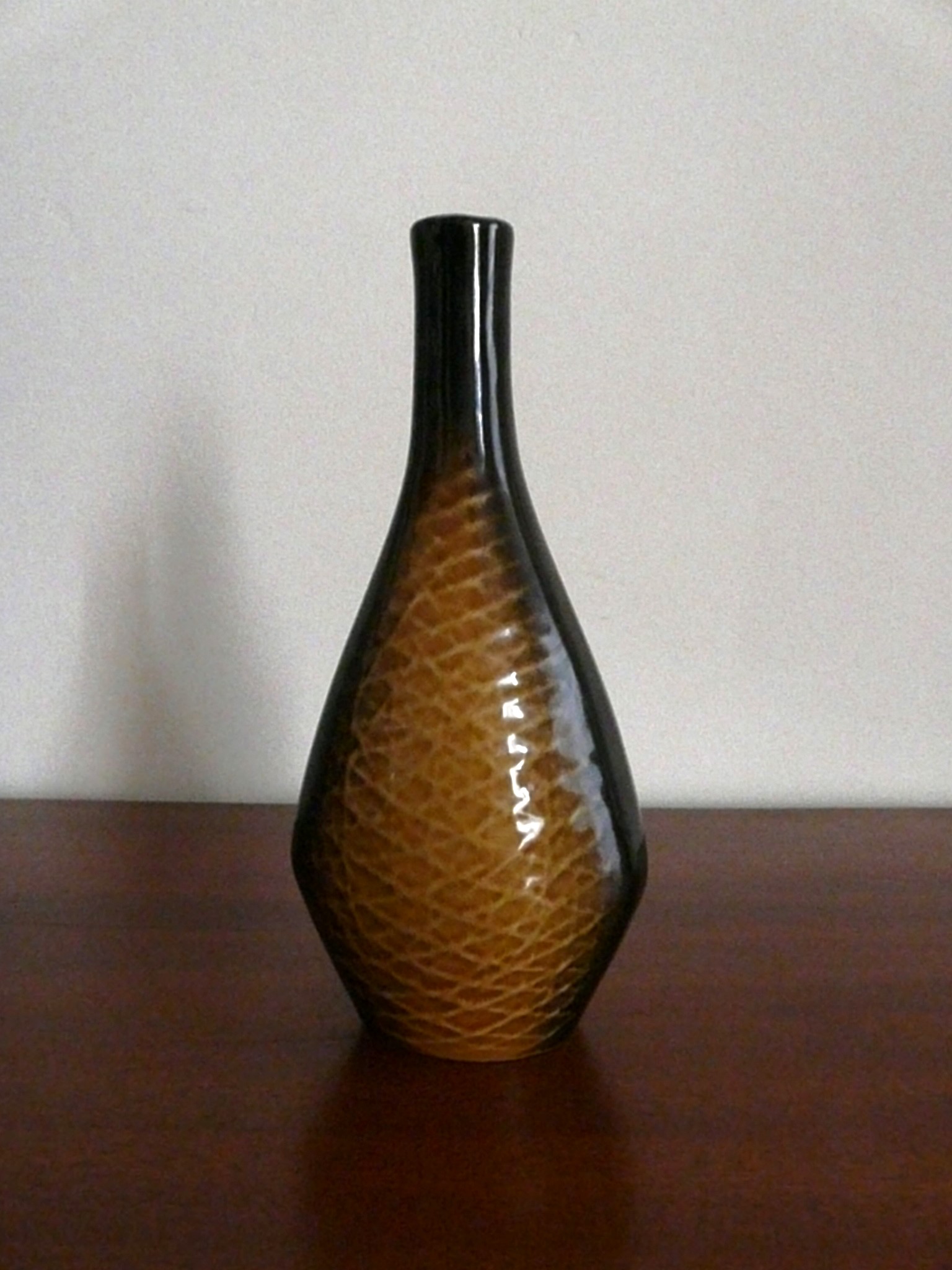 Petit vase noir en céramique vintage