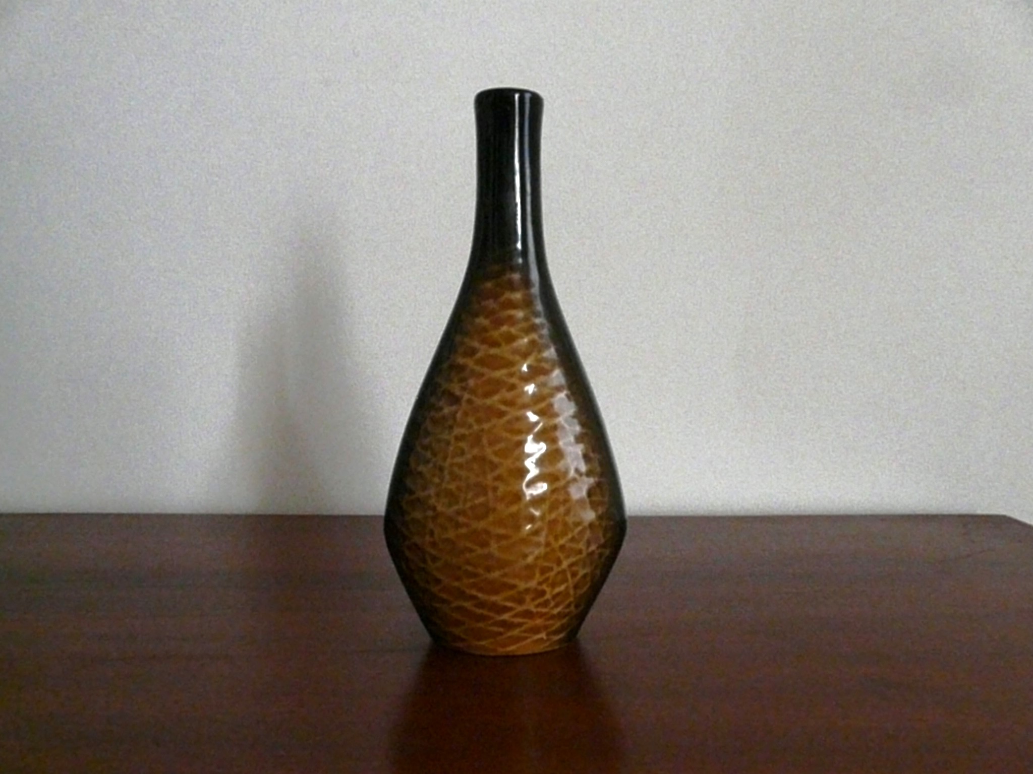Petit vase noir en céramique vintage