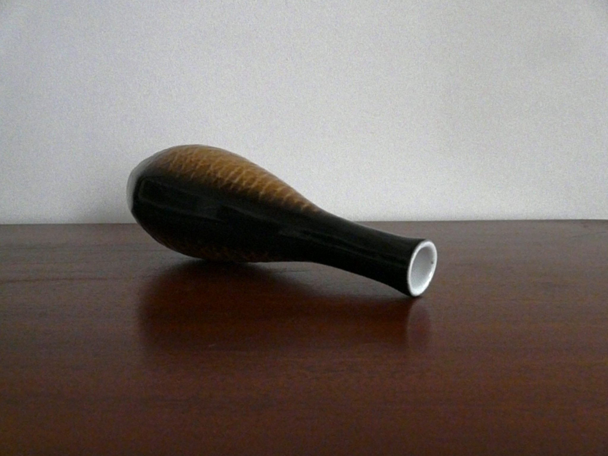 Petit vase noir en céramique vintage