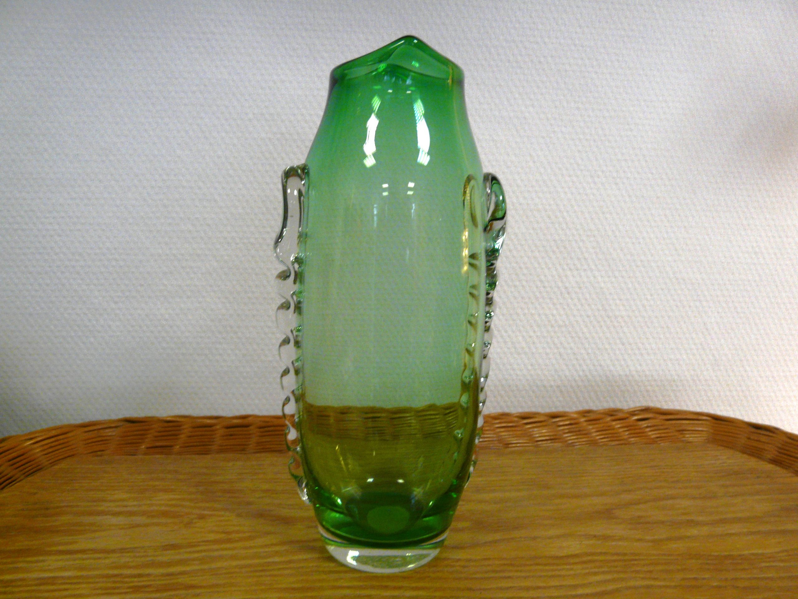 Vase vert en verre vintage aux applications