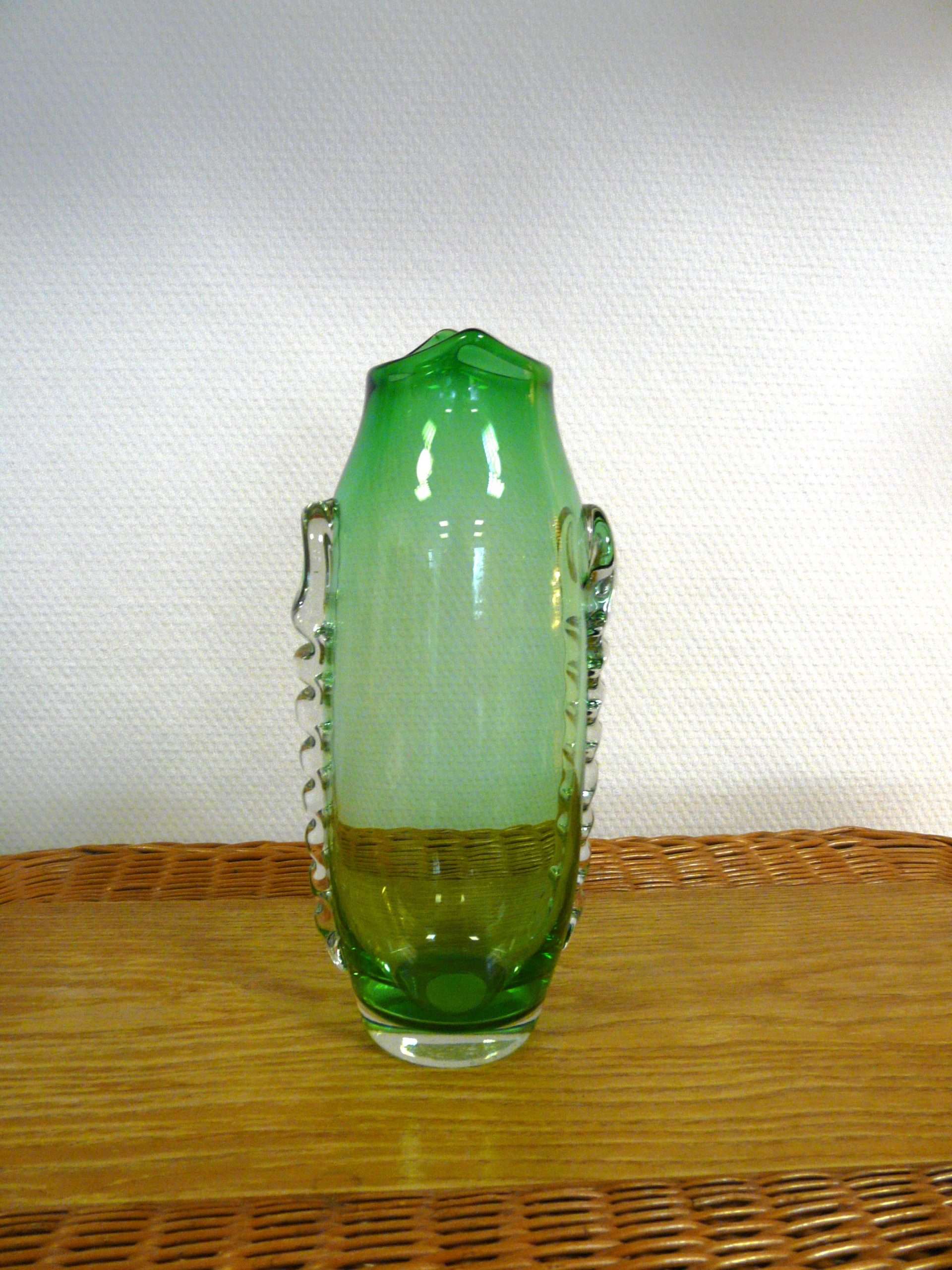 Vase vert en verre vintage aux applications