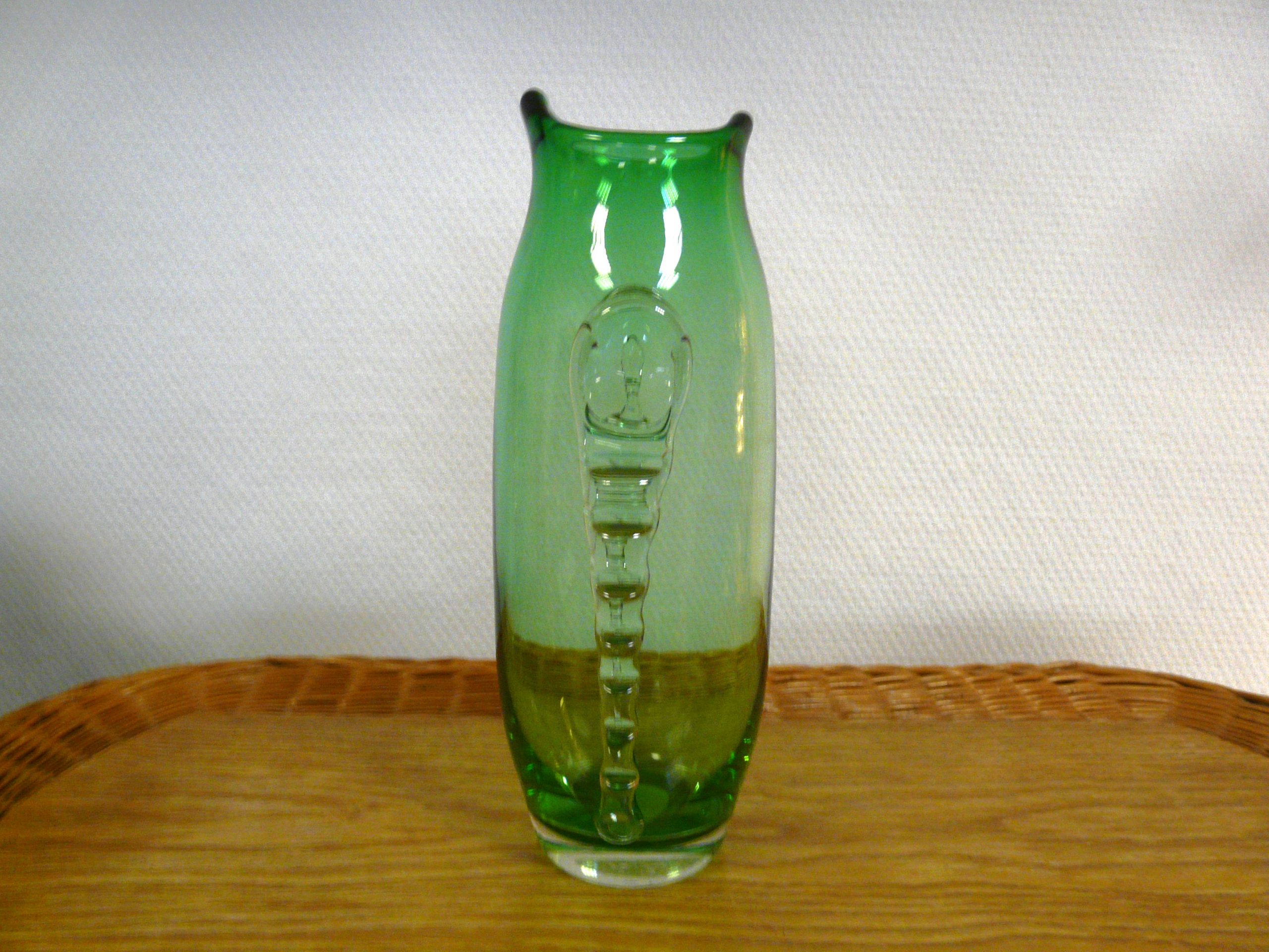 Vase vert en verre vintage aux applications