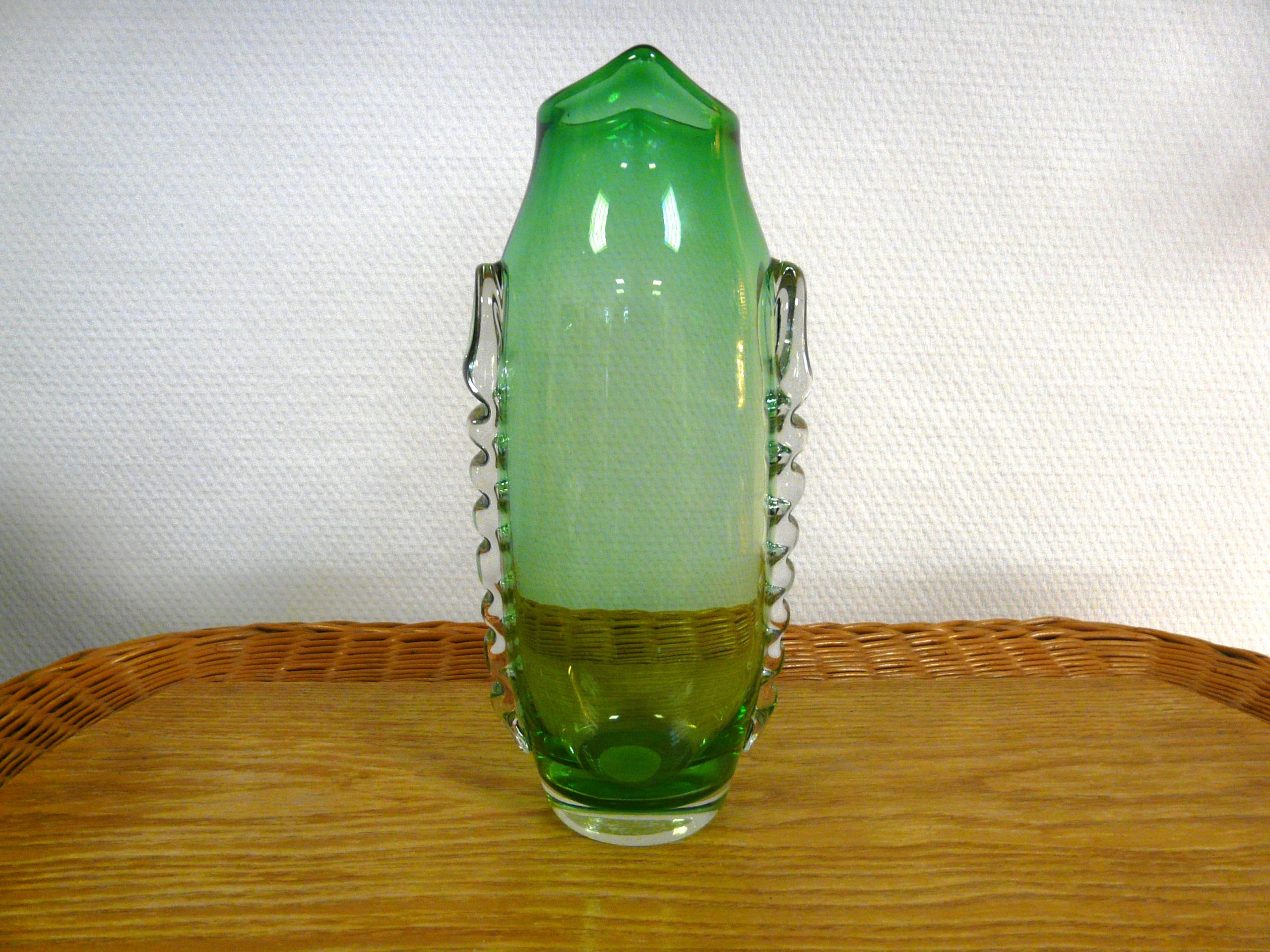 Vase vert en verre vintage aux applications
