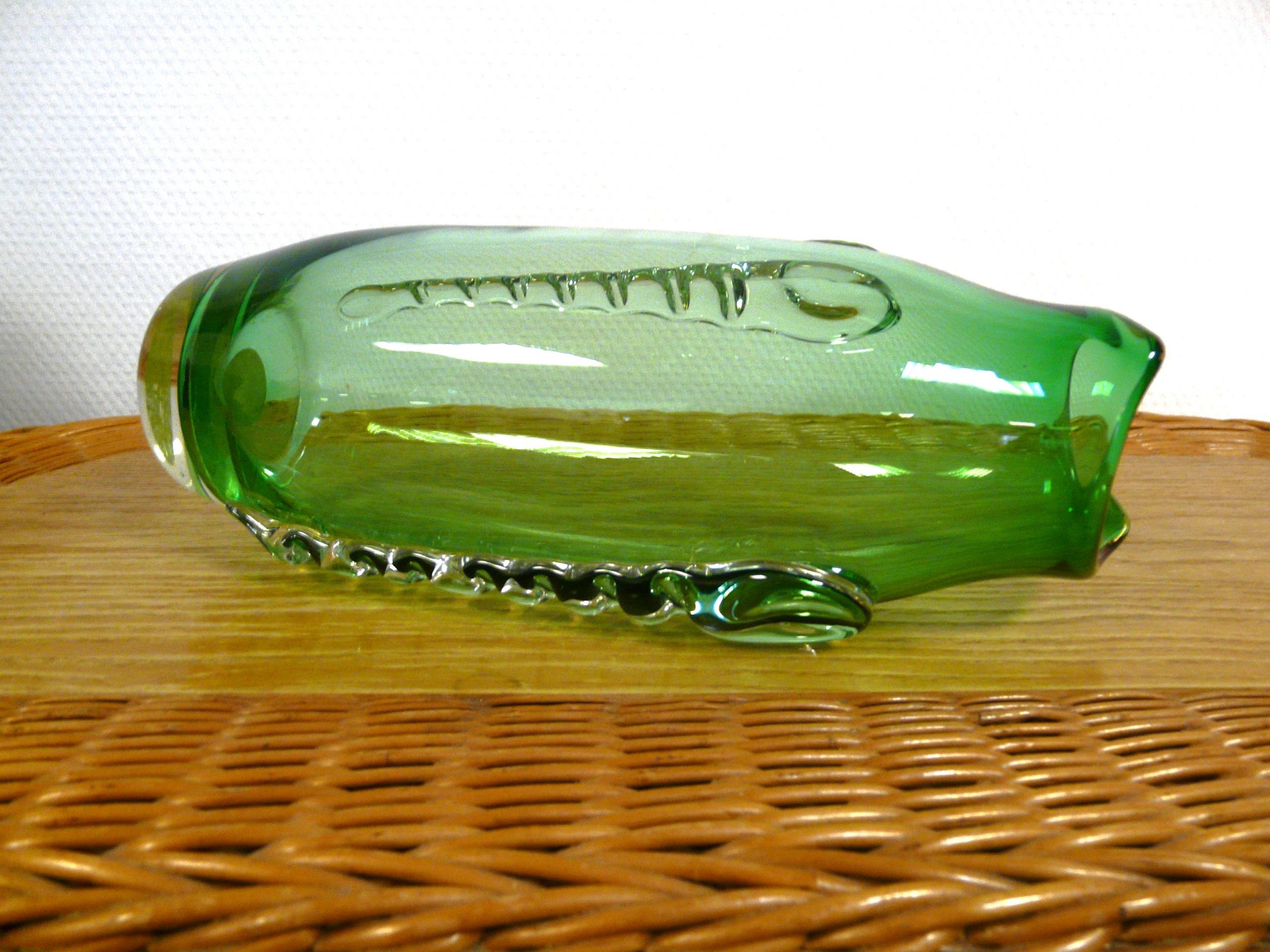 Vase vert en verre vintage aux applications