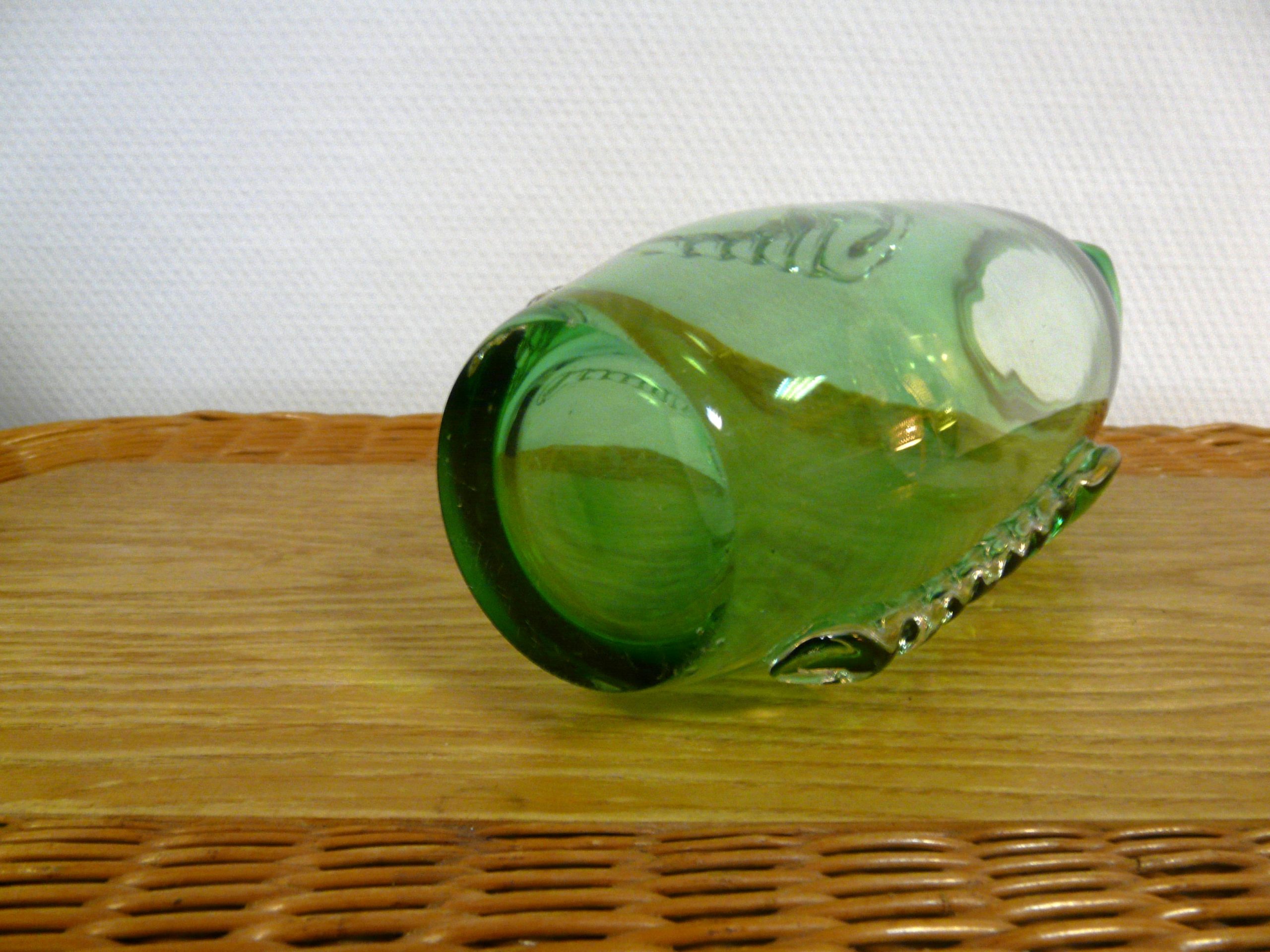 Vase vert en verre vintage aux applications