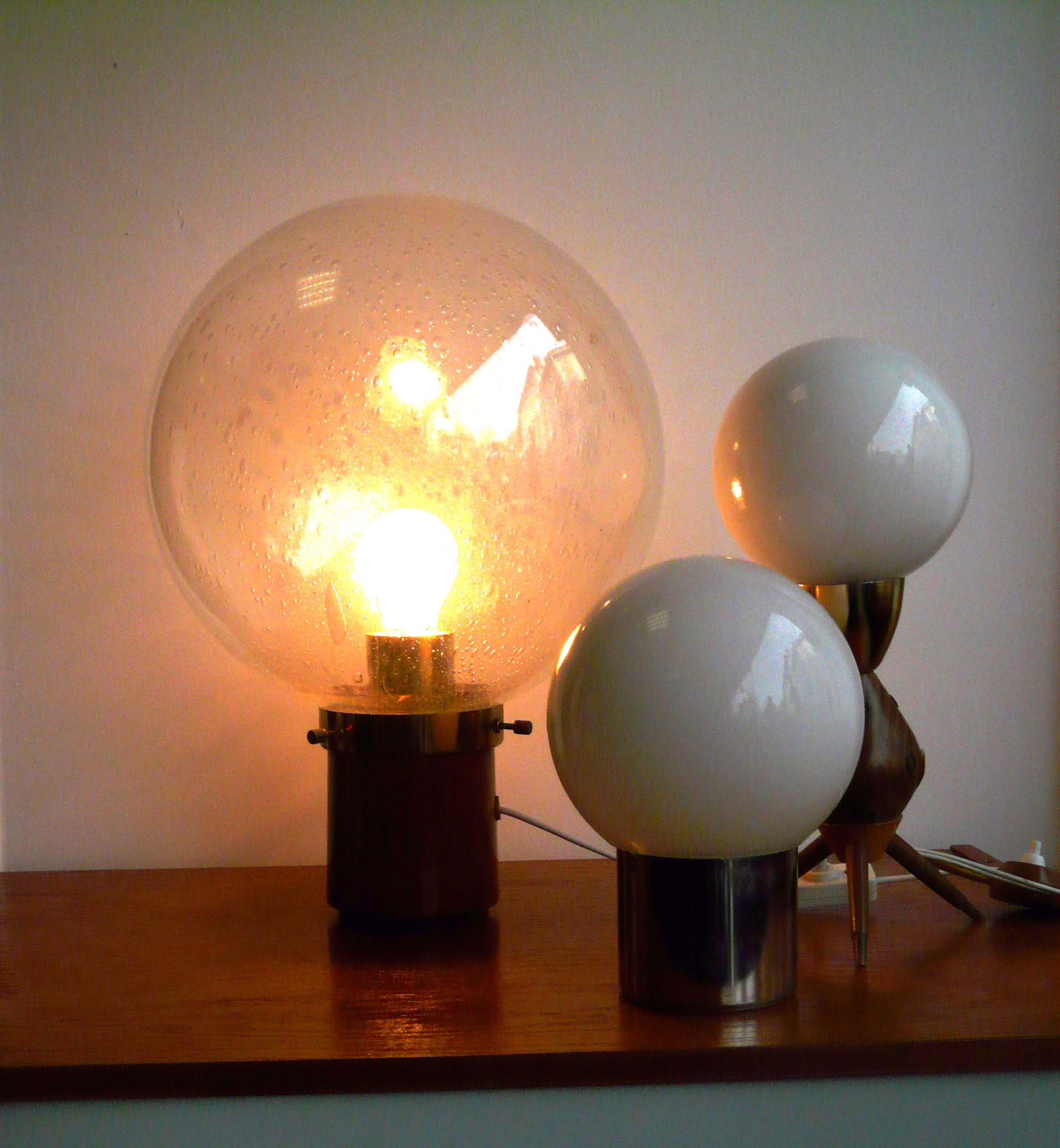 Trois lampes vintage aux globes en verre, ambiance rétro chaleureuse
