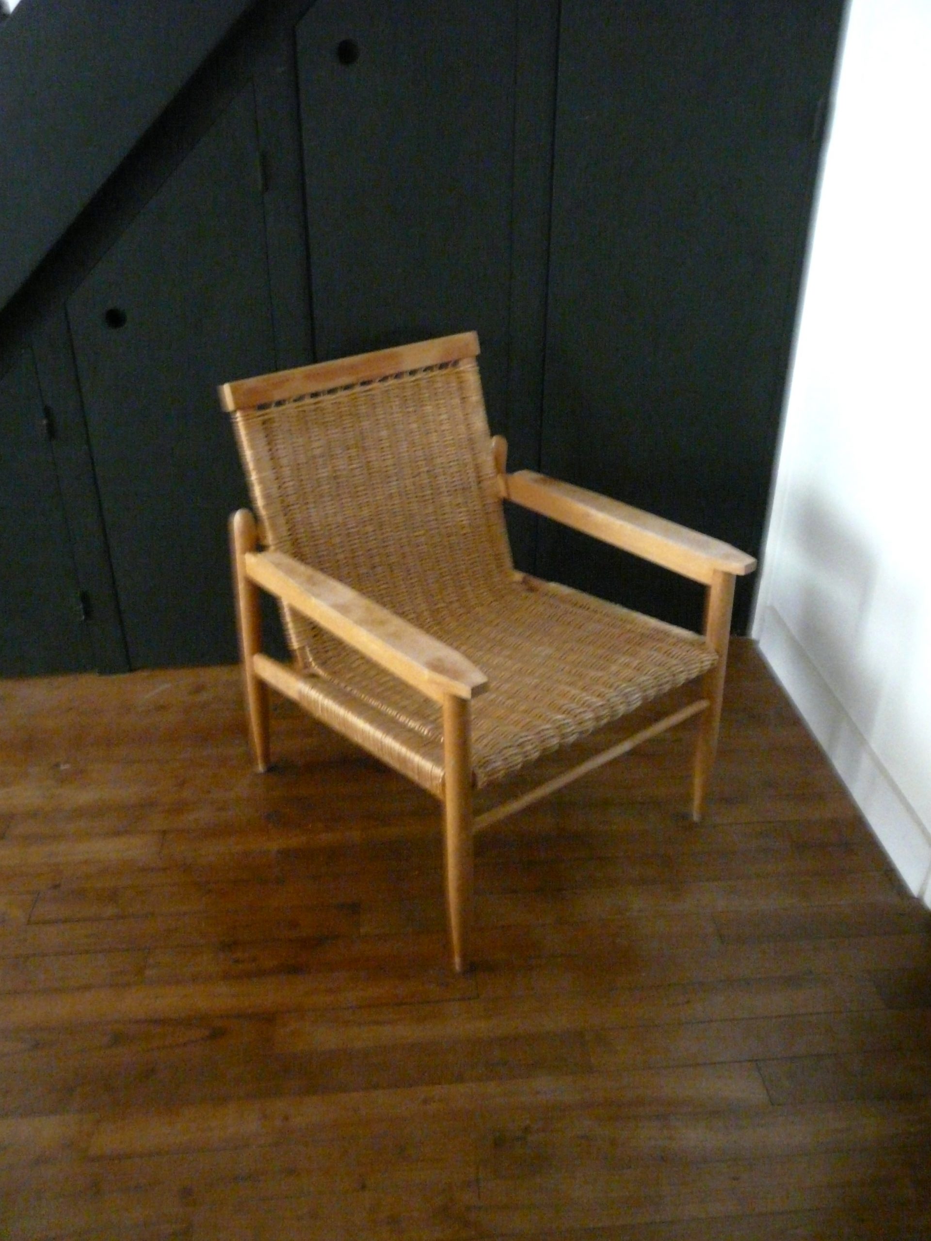 Fauteuil en osier vintage avec structure bois clair