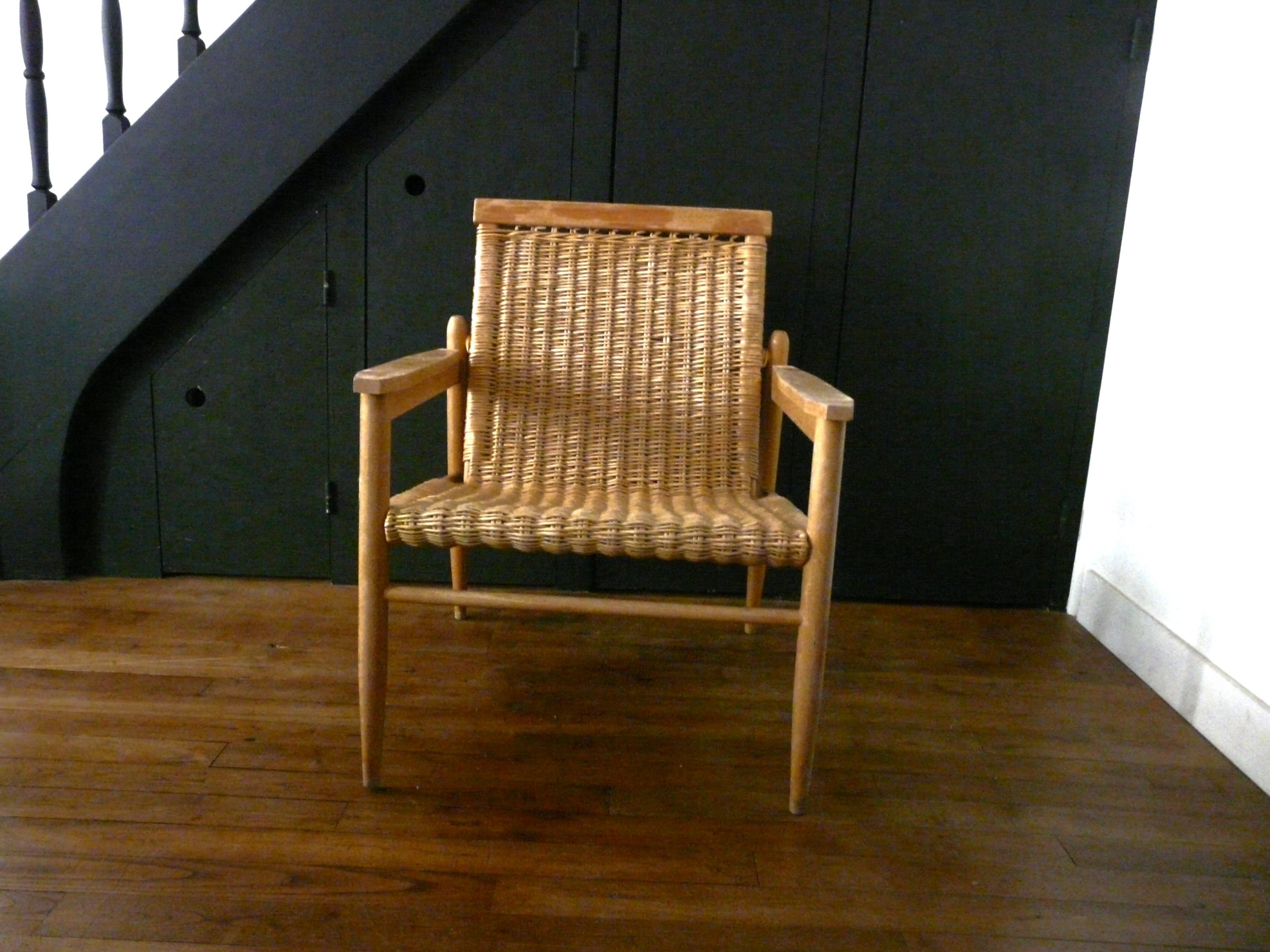 Fauteuil en osier vintage avec structure bois clair