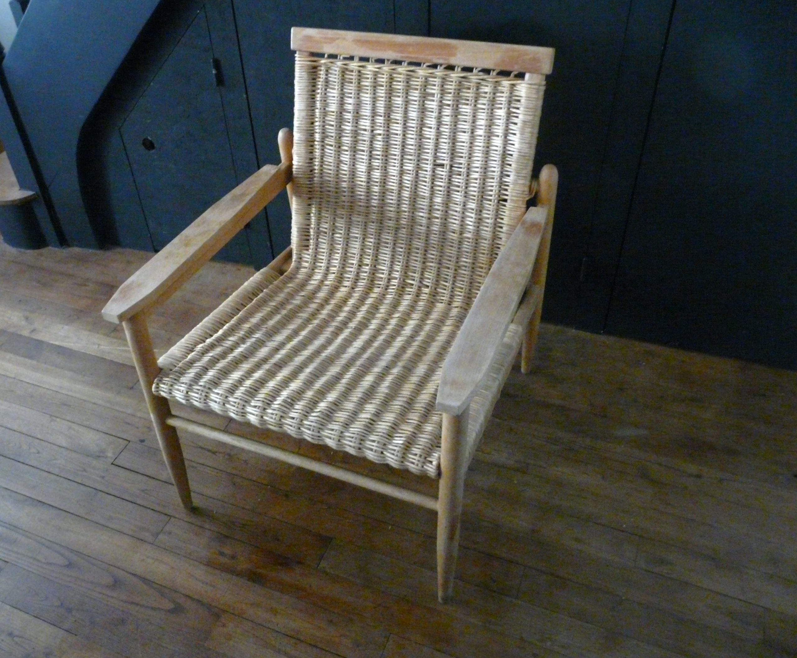Fauteuil en osier vintage avec structure bois clair
