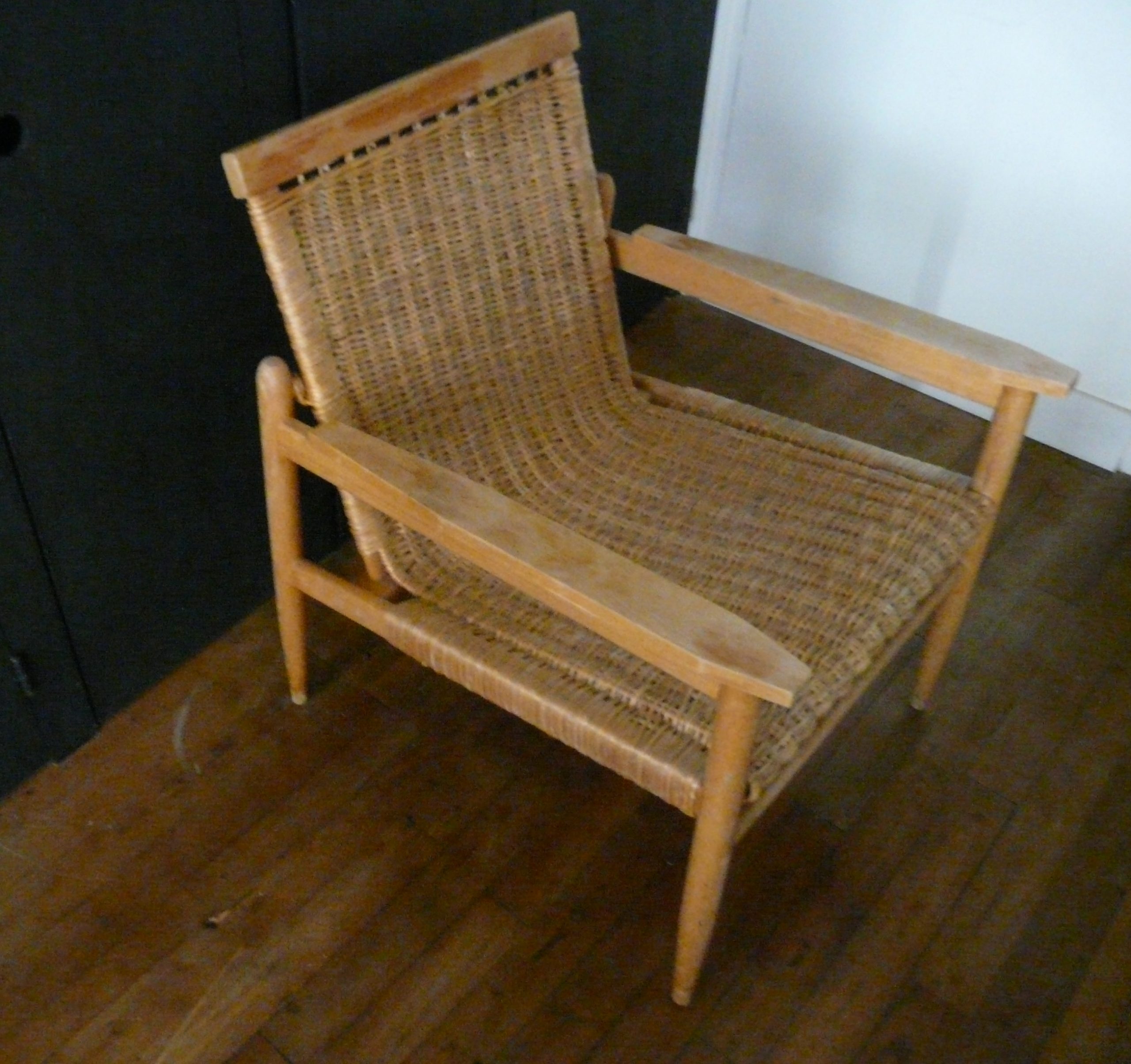 Fauteuil en osier vintage avec structure bois clair