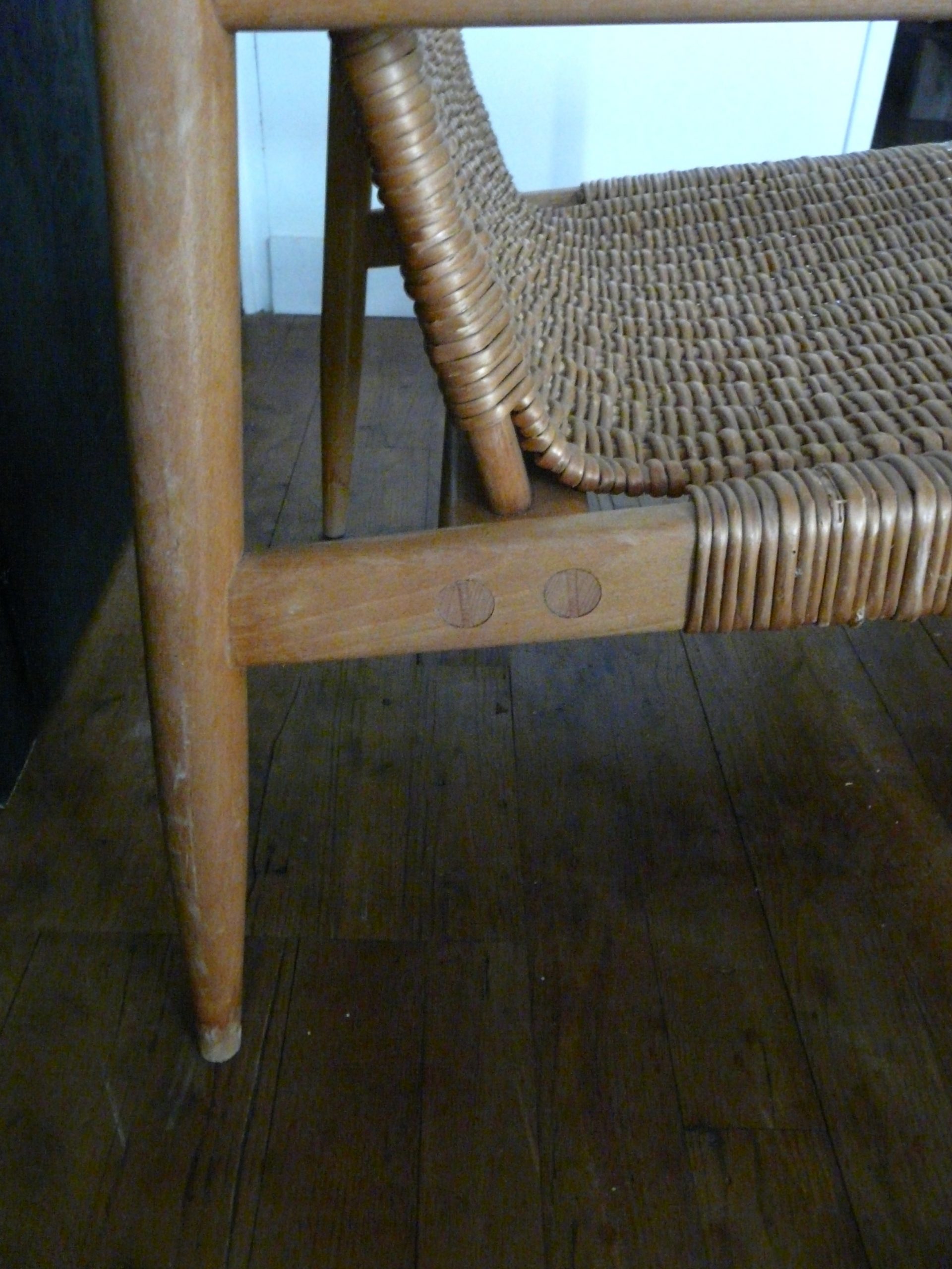 Fauteuil en osier vintage avec structure bois clair