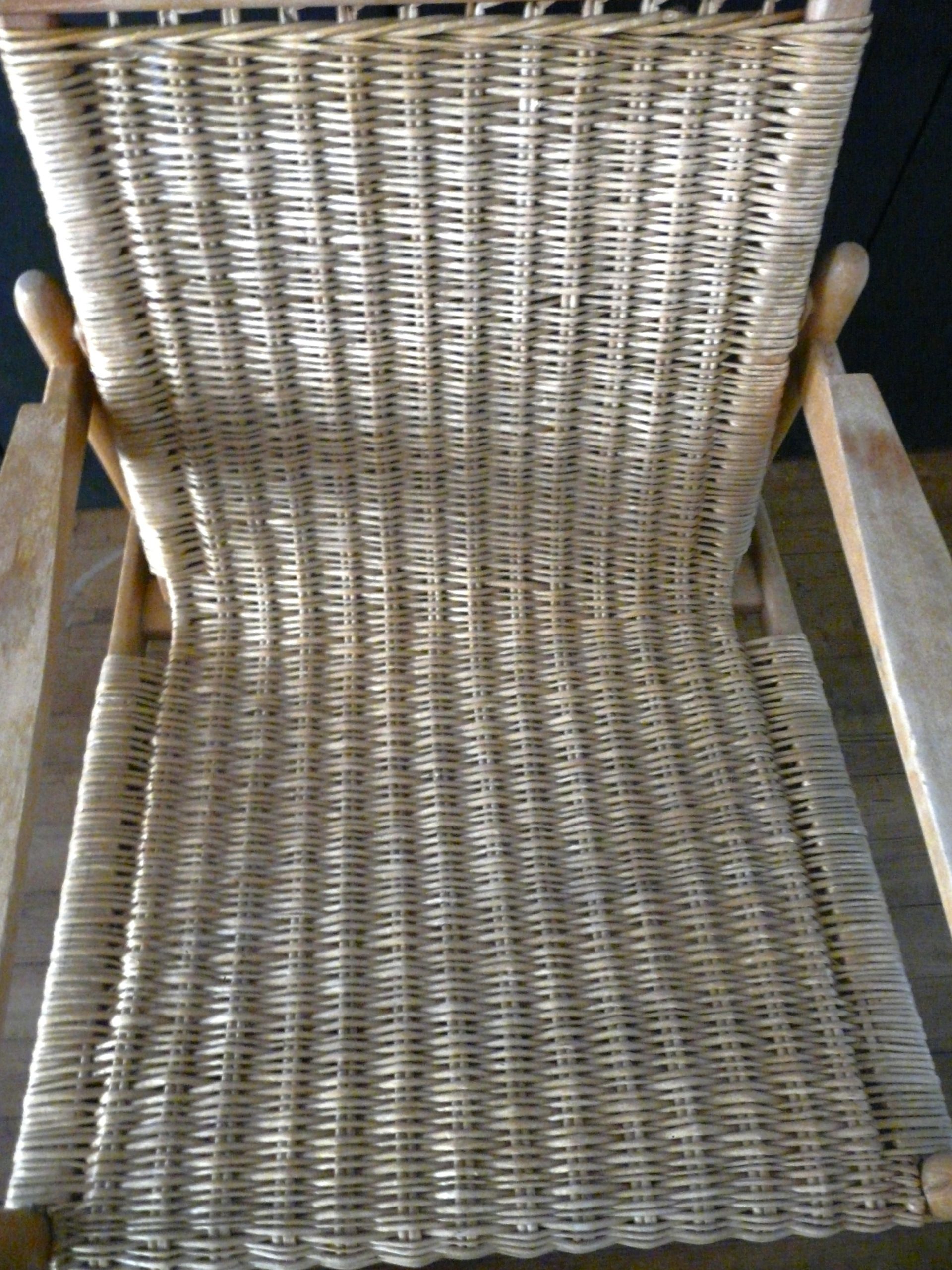 Fauteuil en osier vintage avec structure bois clair