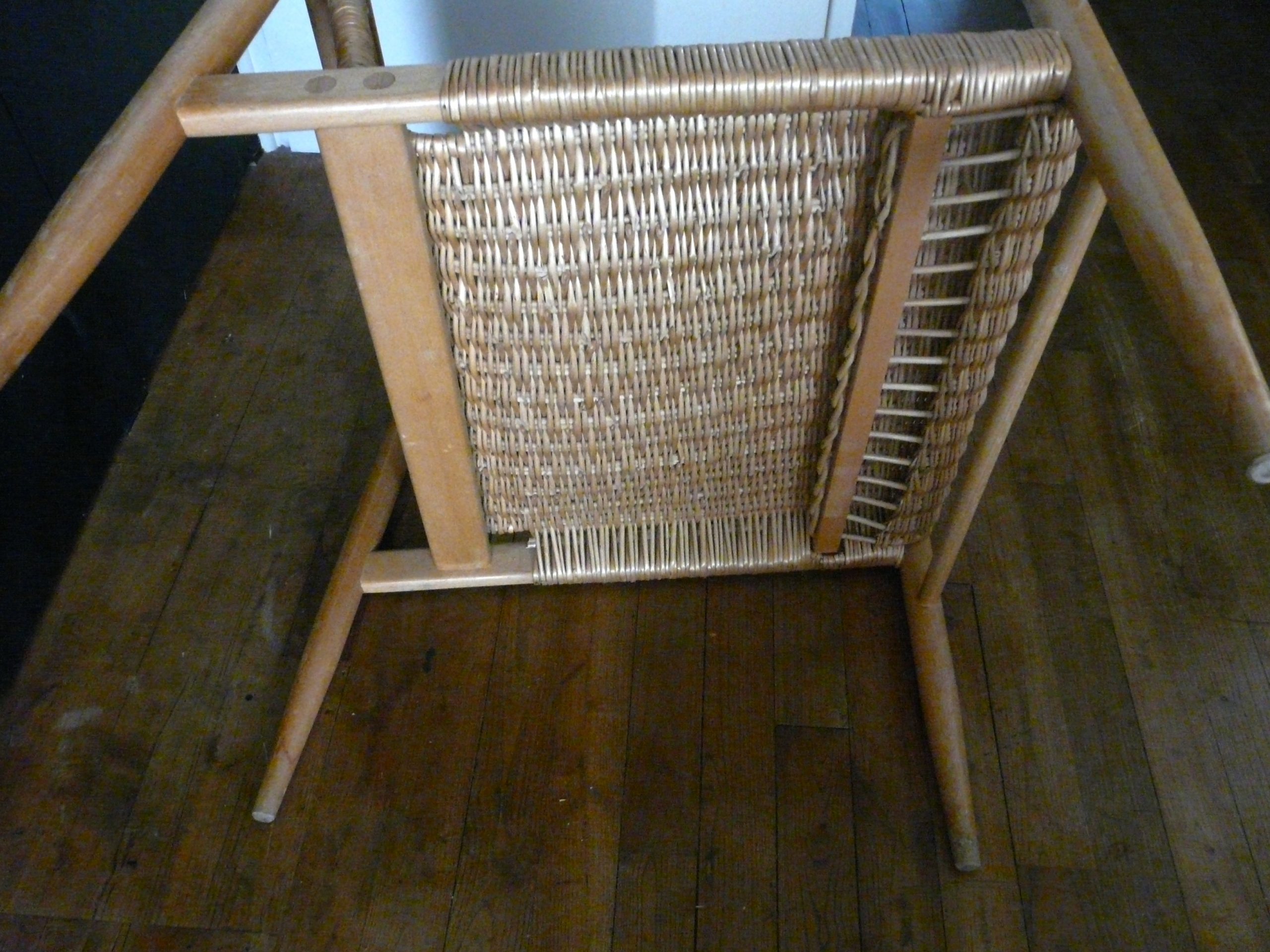 Fauteuil en osier vintage avec structure bois clair