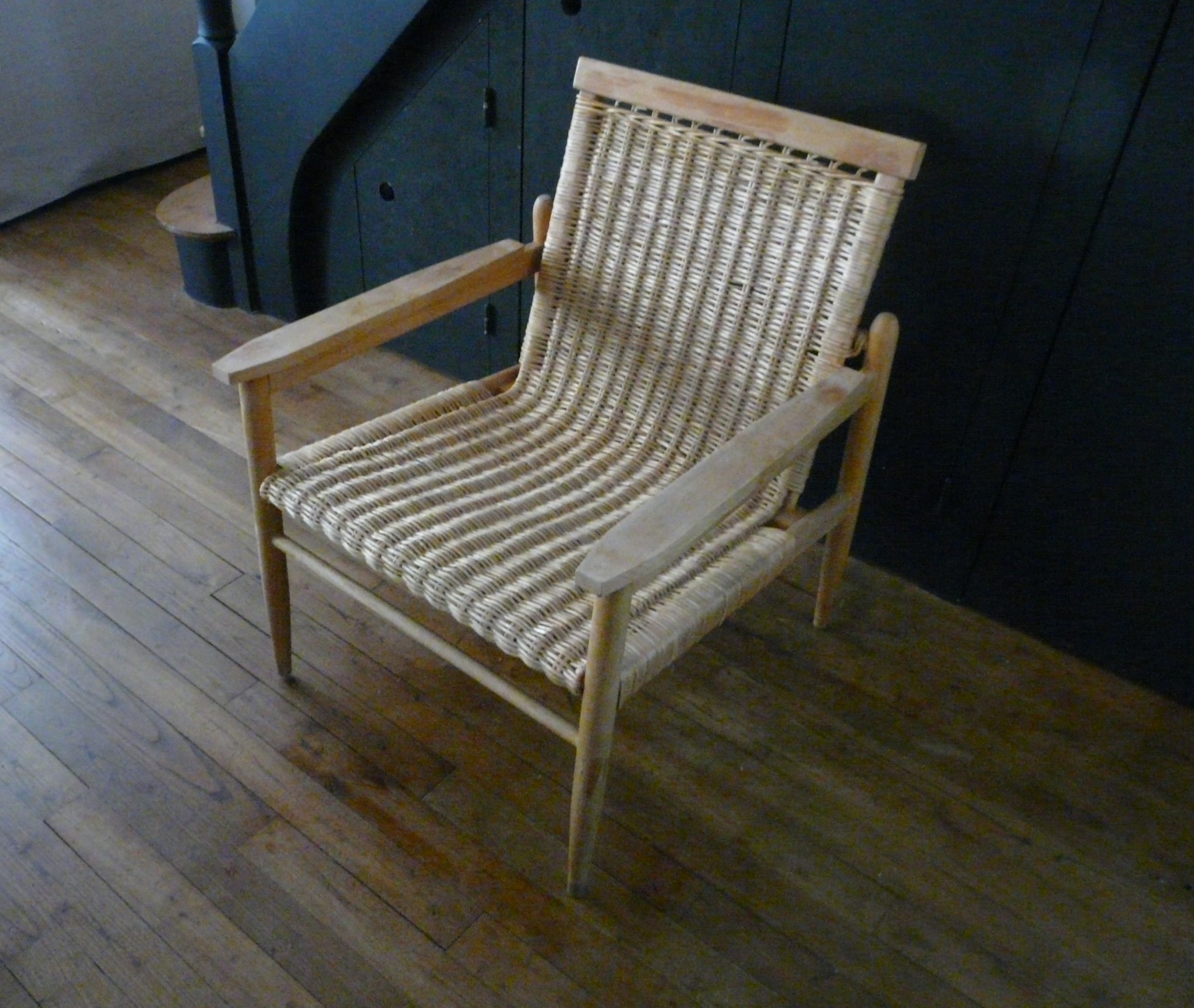 Fauteuil en osier vintage avec structure bois clair