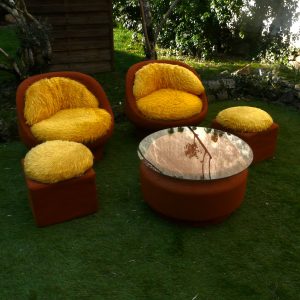 Salon Space Age vintage orange et jaune avec fauteuils, poufs et table basse