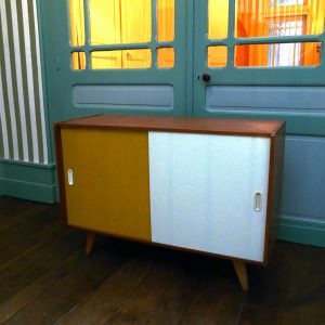 Meuble jaune et blanc de Jiroutek