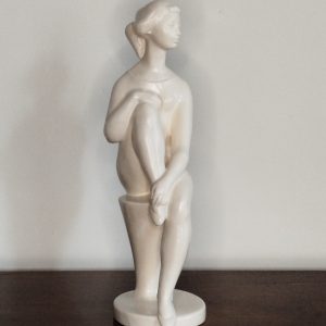 Femme sur une chaise