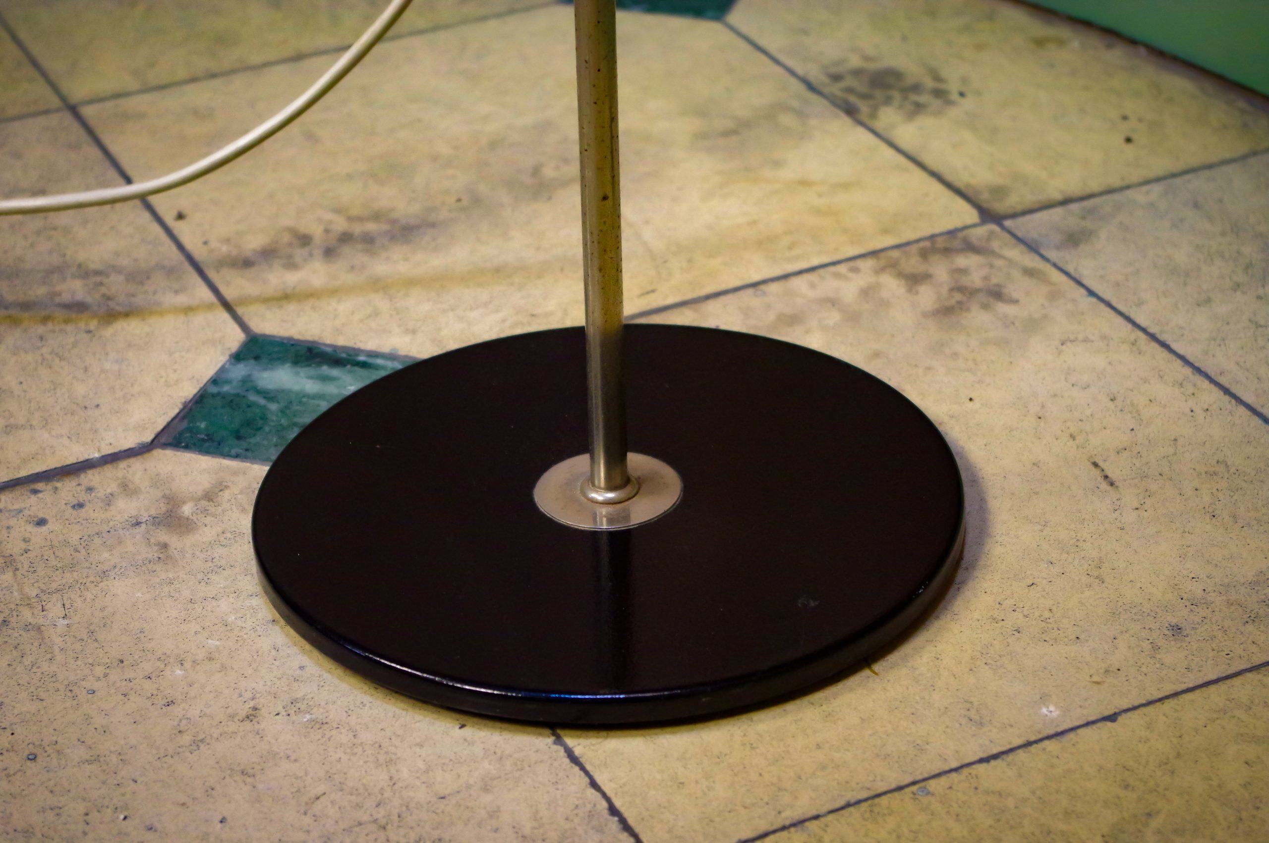 Lampadaire vintage à abat jour cylindrique – Image 4