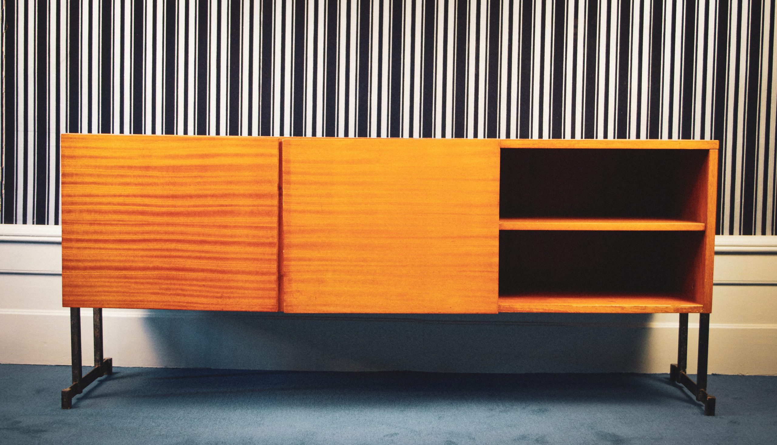 Enfilade vintage au piètement métallique