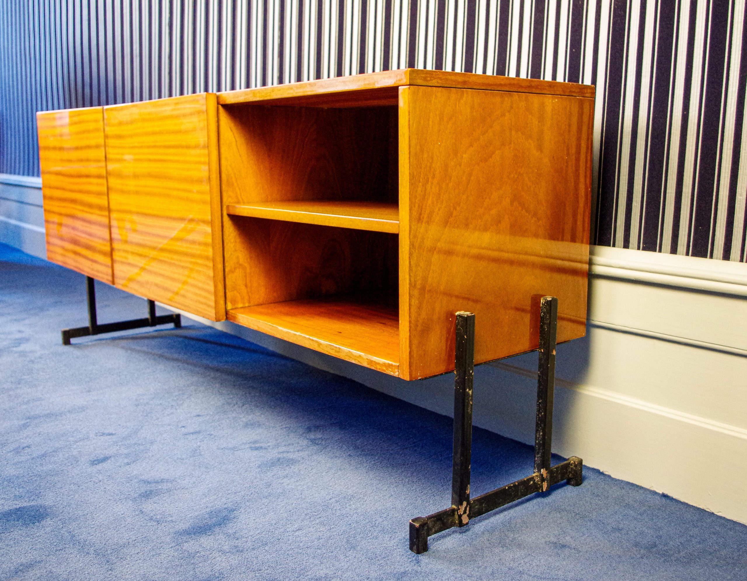 Enfilade vintage au piètement métallique - VENDU – Image 2