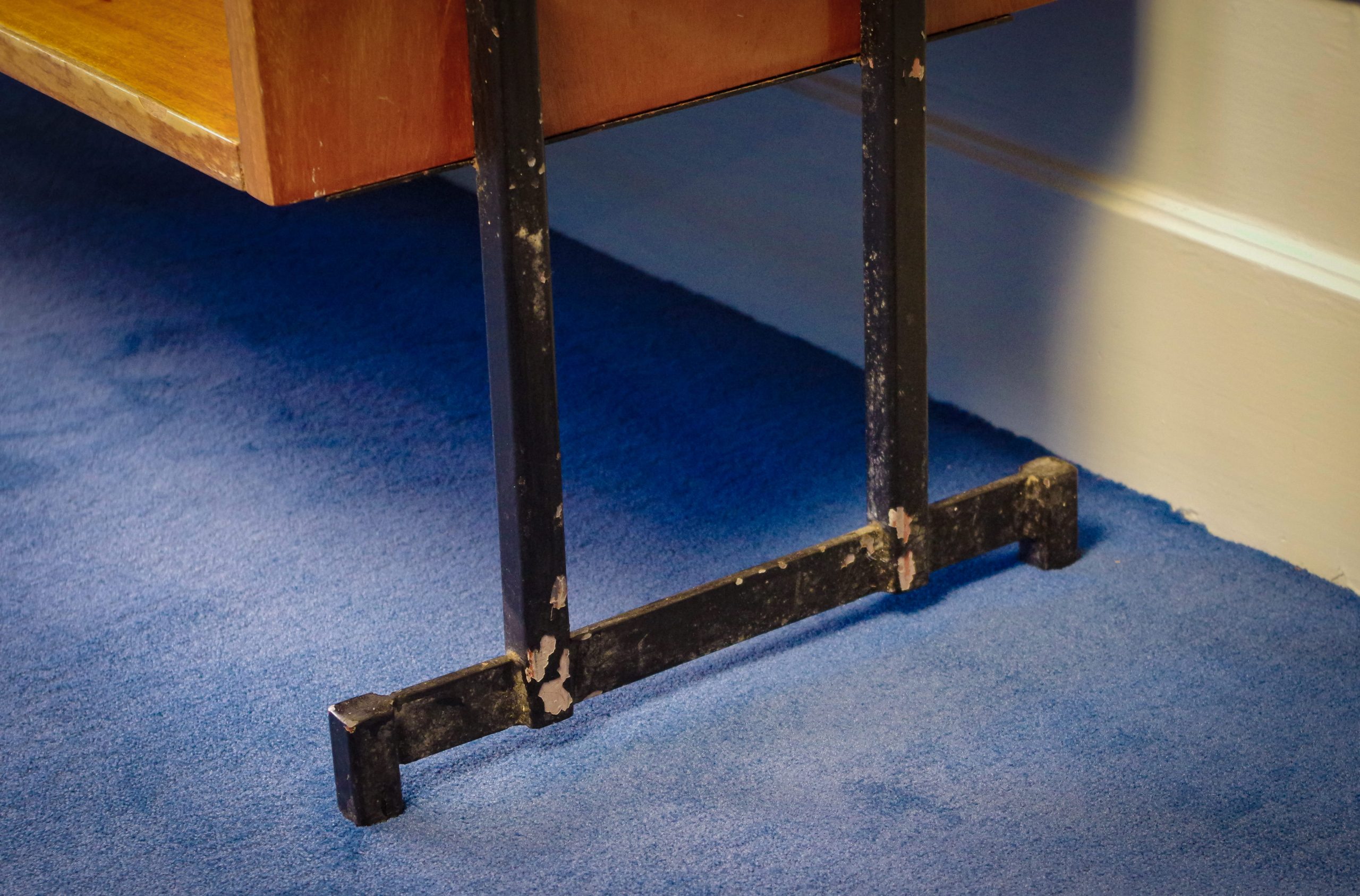 Enfilade vintage au piètement métallique - VENDU – Image 3