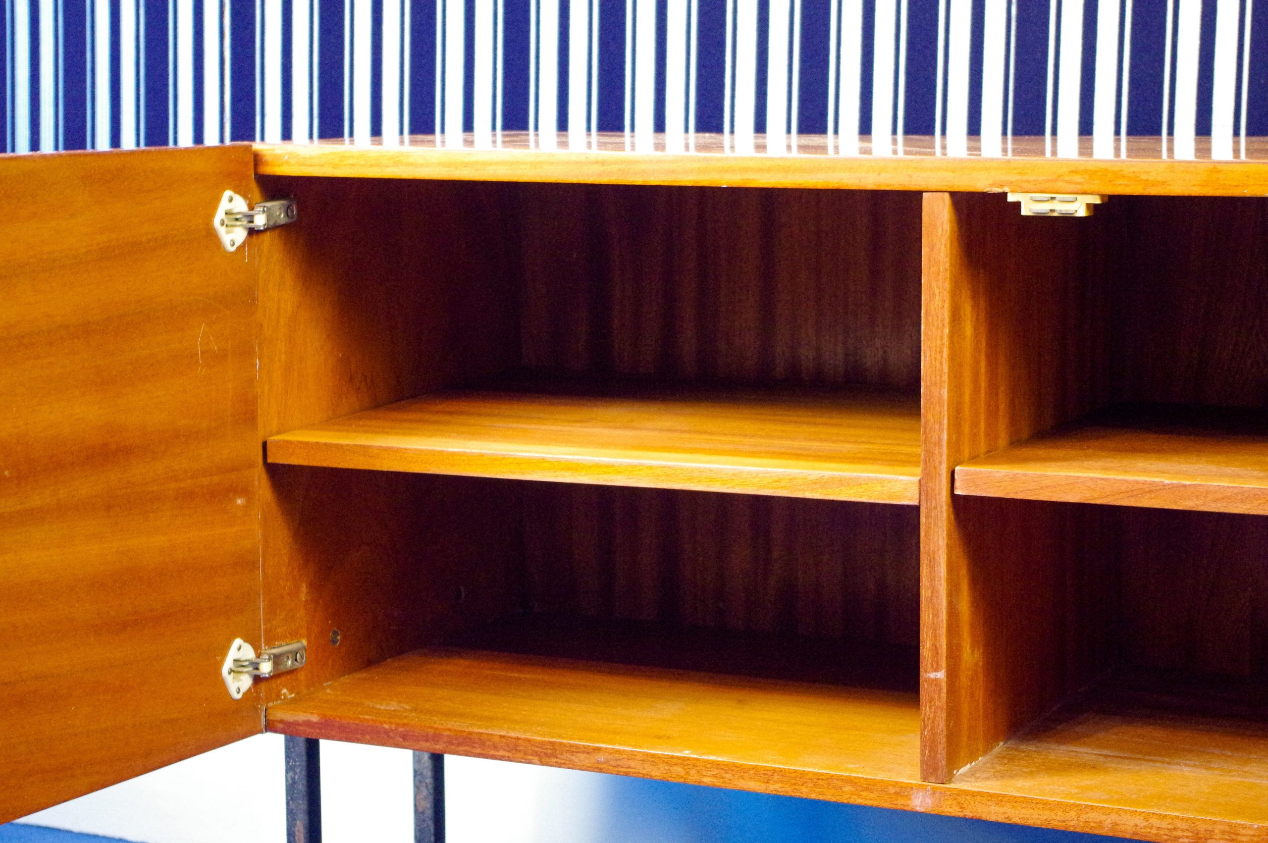 Enfilade vintage au piètement métallique - VENDU – Image 4