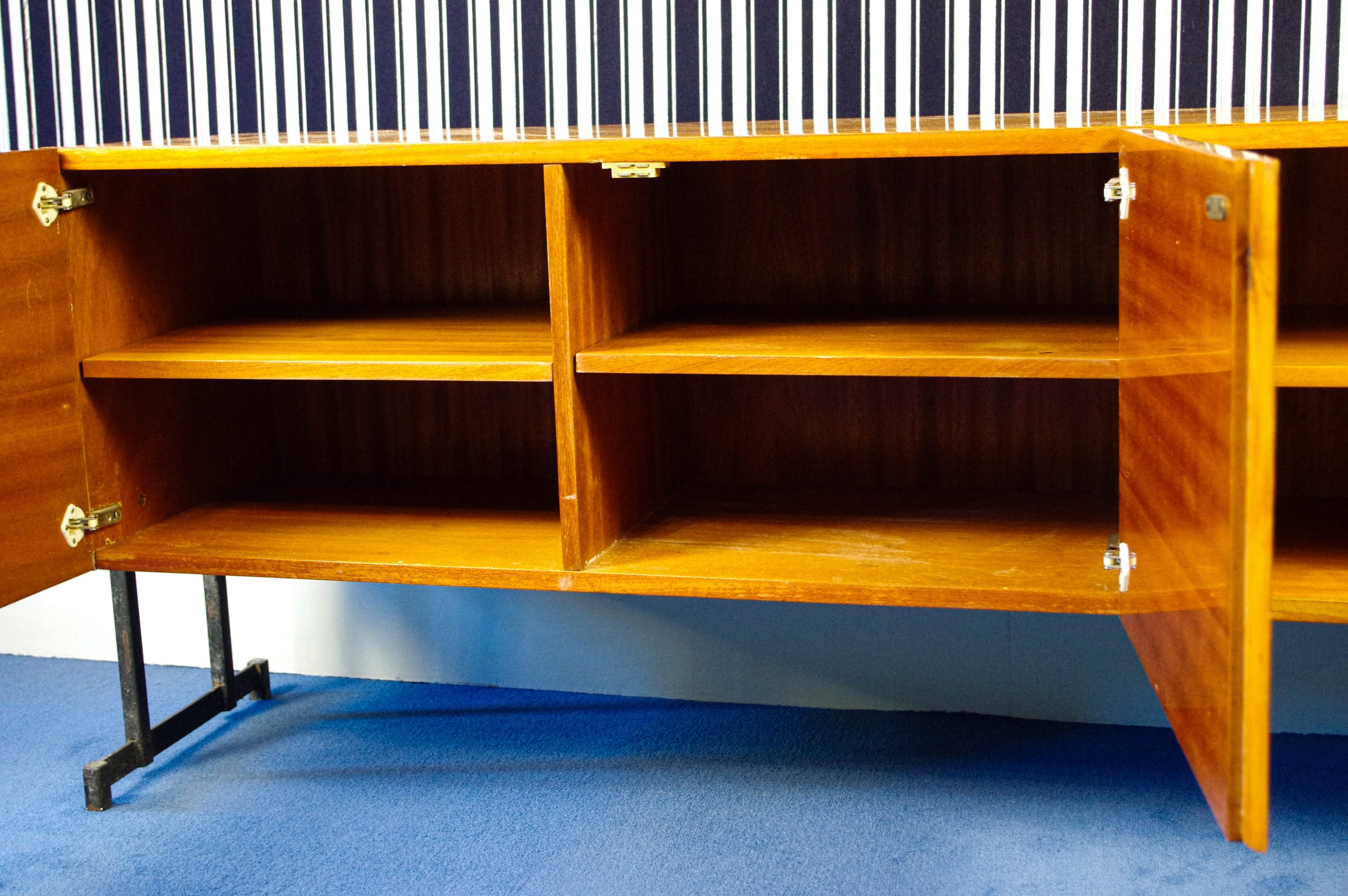 Enfilade vintage au piètement métallique - VENDU – Image 5