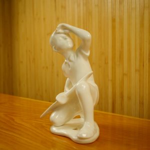 Garçon à avion en céramique