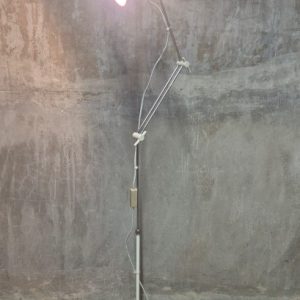 Lampadaire en métal laqué blanc