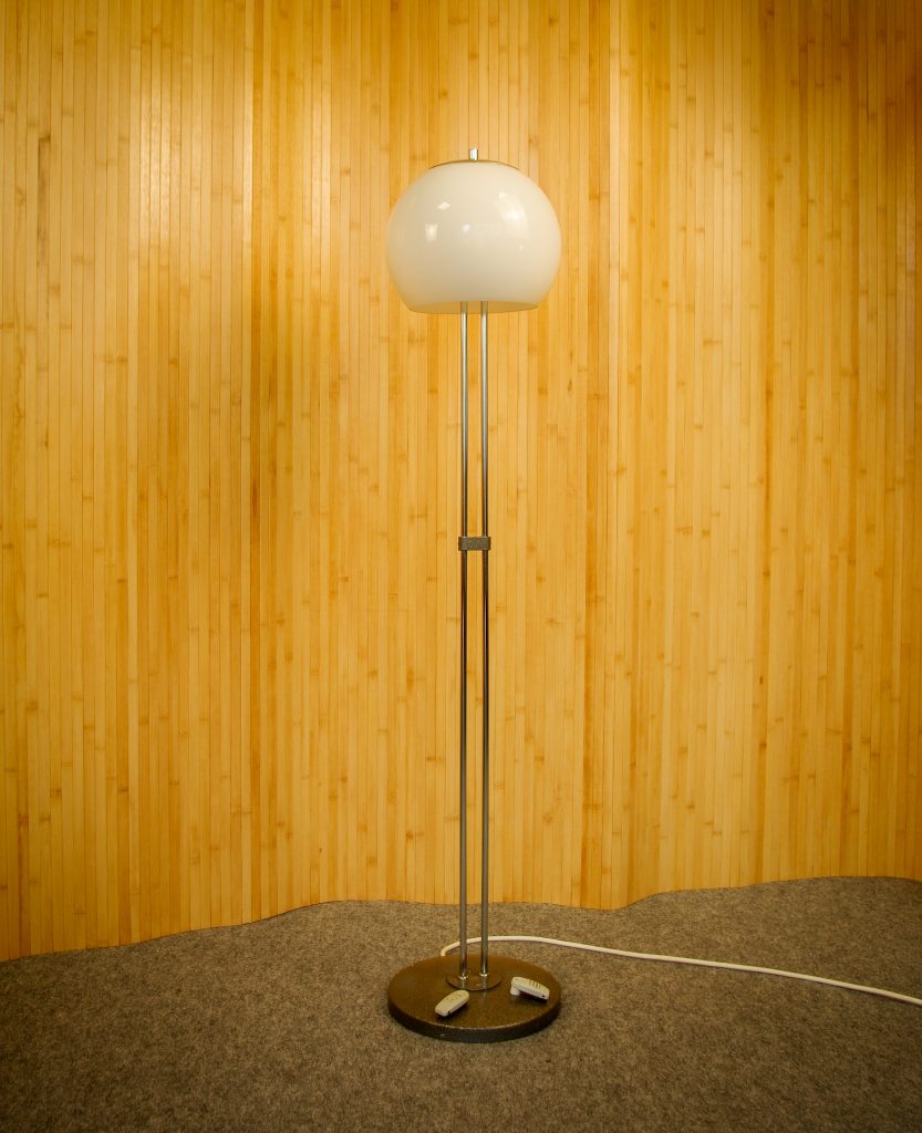 Lampadaire en métal et globe en verre