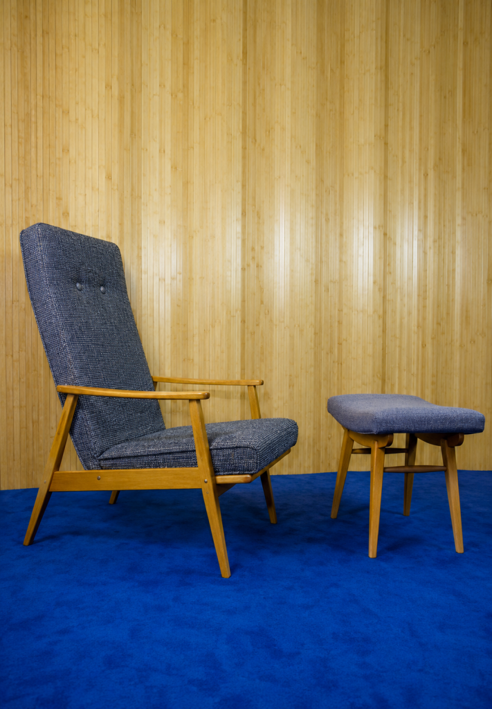Fauteuil relax gris avec son tabouret
